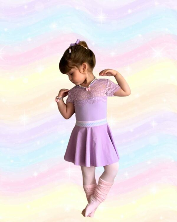 Bailarina infantil com roupa de ballet